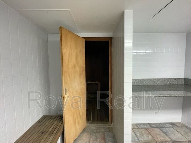 Building Photo - 411 Hobron Ln