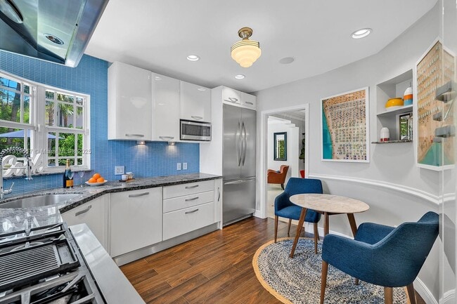 Building Photo - 5915 La Gorce Dr