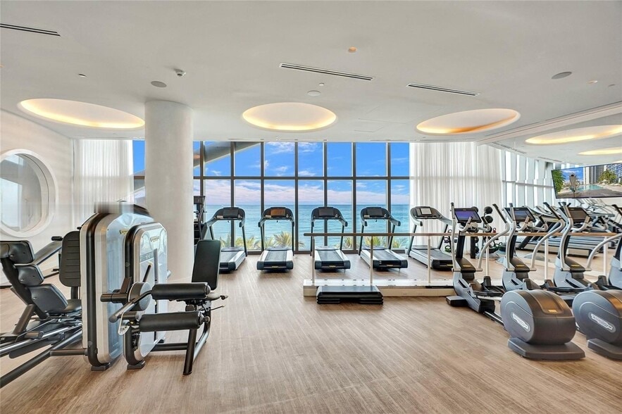 Building Photo - 15701 Collins Ave