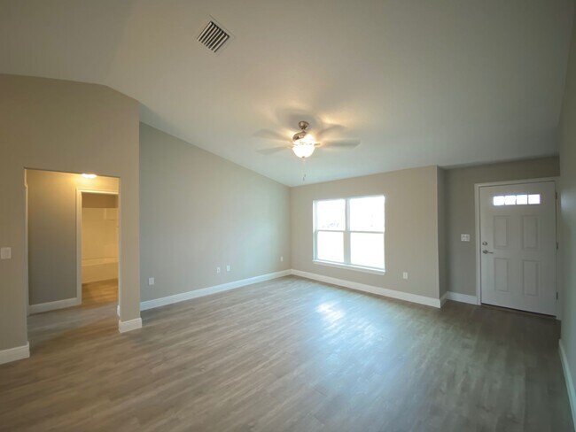 Building Photo - Silver Spring Shores - 3/2/2  **Won't Last***