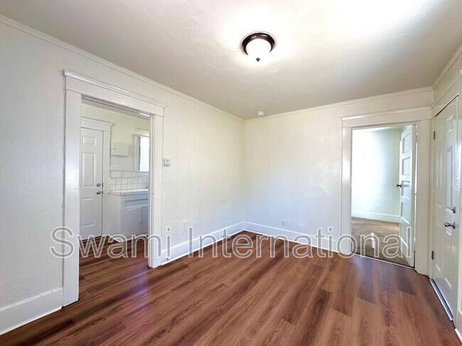 Building Photo - 1138 1/2 Blinn Ave.