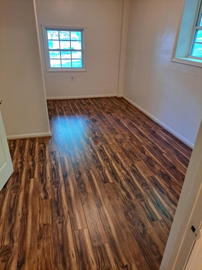 Building Photo - Spacious Remodeled 2 Bedroom Close To Ashe...