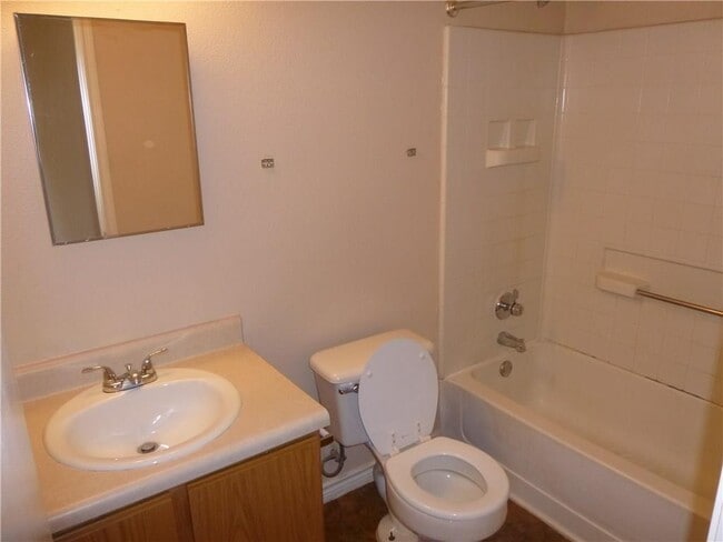 Building Photo - 2704 Vinson Ct