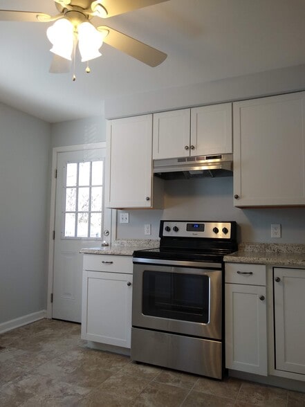 Kitchen - 1411 Daniel St