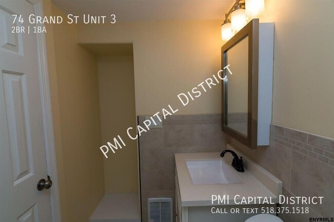 Building Photo - Luxurious, Modern 2 bedroom w/ Den and Cen...