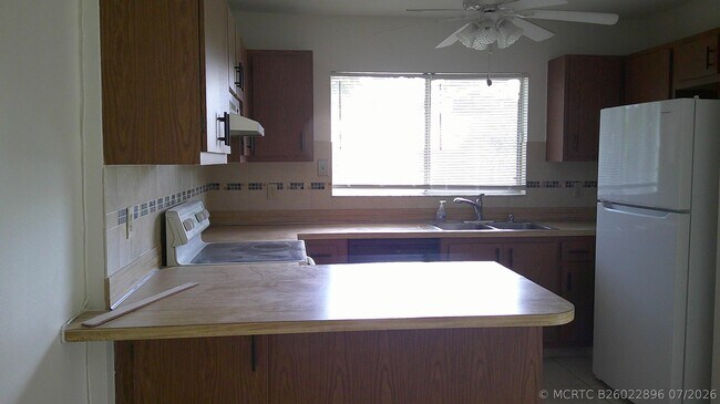 Building Photo - 1350 SE La Haven Ct