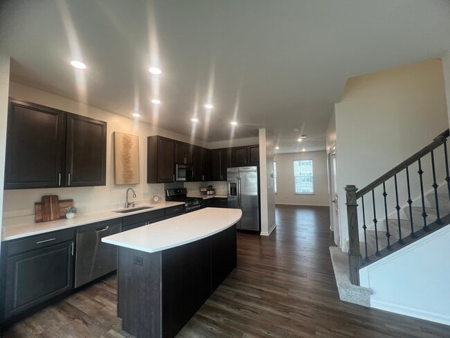 Building Photo - 285 Lakeshore Dr