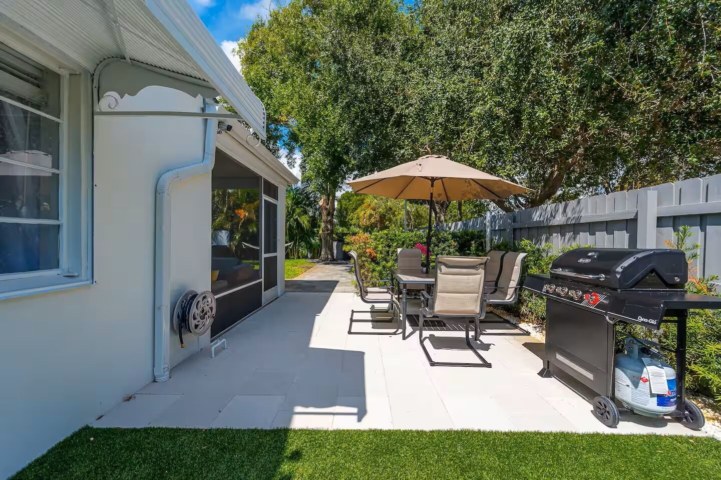 Have a cold drink and a Barbeque lunch/dinner - 5515 Spruce Ave