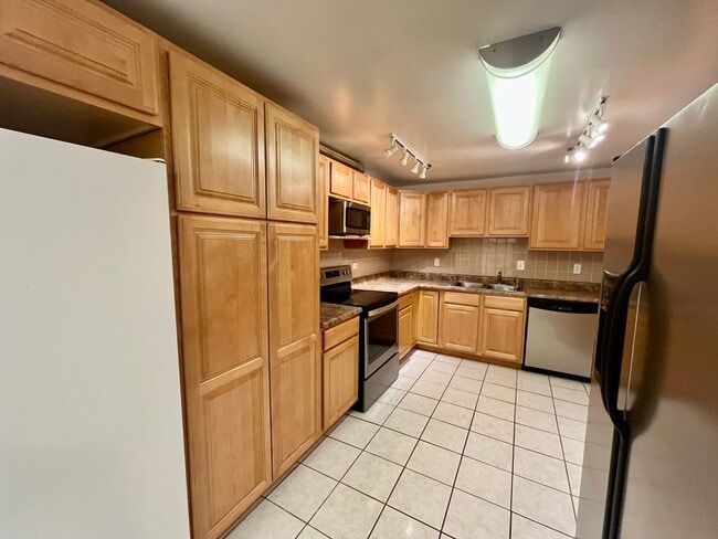 Building Photo - ** Move in Special** 3 bed 2 bath Ranch w/...