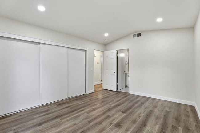 Building Photo - 8468001/37T