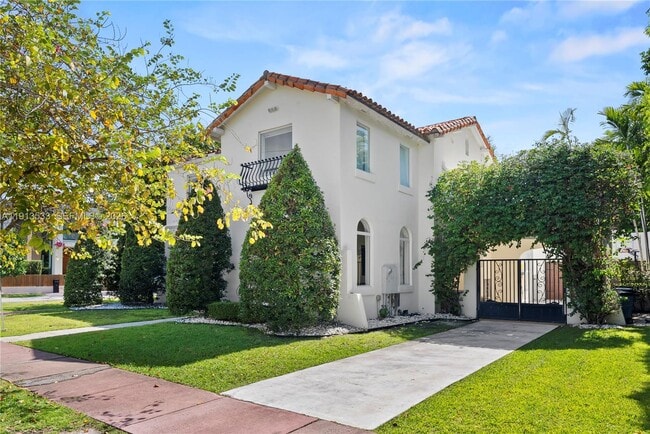 Building Photo - 5800 La Gorce Dr