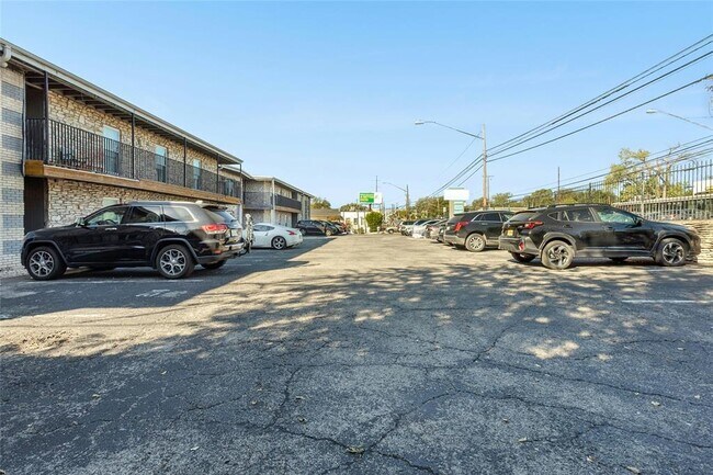 Building Photo - 2401 Manor Rd