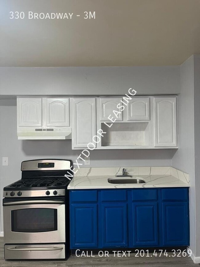 Building Photo - 330 Broadway-3M