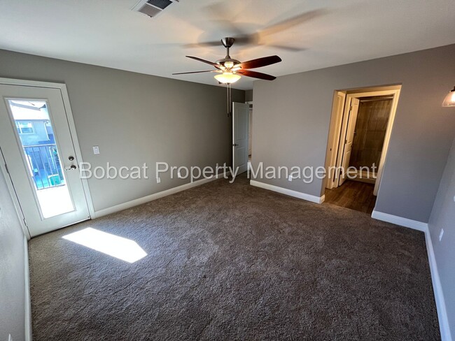 Building Photo - 3 Bedroom 2.5 Bathroom Townhouse in Carson...