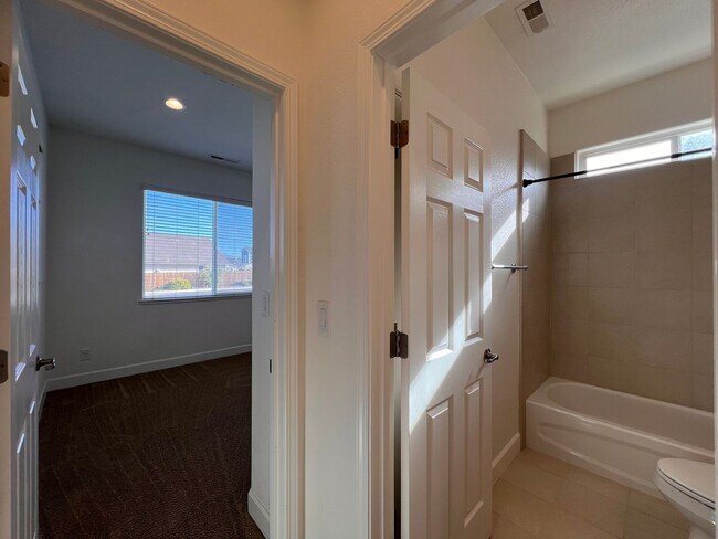 Building Photo - Spacious 3 bedroom home in Fernley