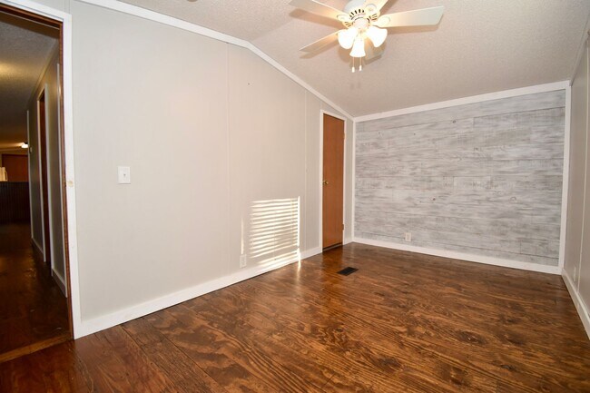 Building Photo - 3 Bedroom 2 Bath Mobile Home in Choudrant