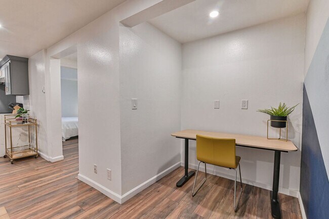 Building Photo - 823 Nob Hill Ave N