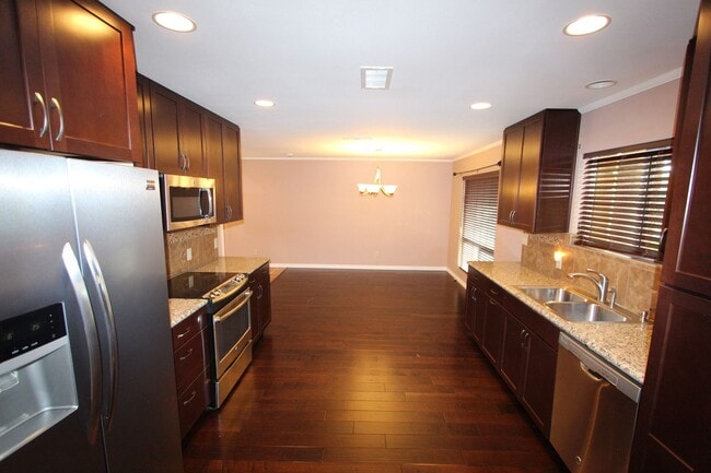 Building Photo - AVAILABLE NOW! Stunning Single-Level Flagstaff Home | Mountain Views & Private Backyard!