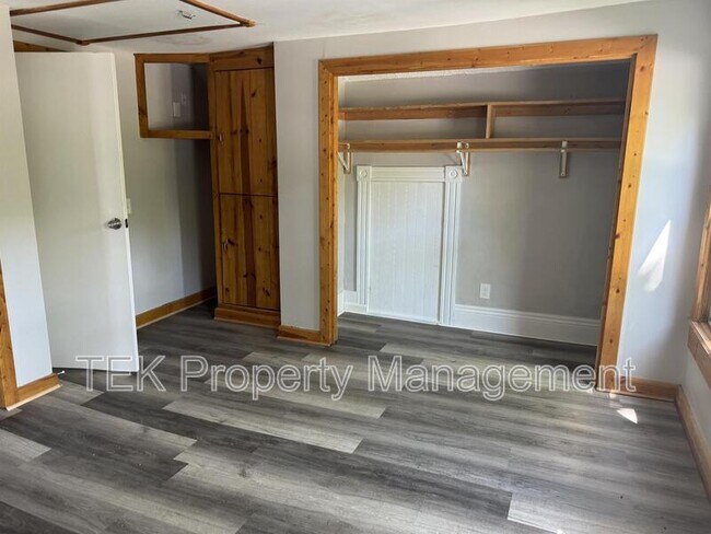 Building Photo - 126 Parsells Ave