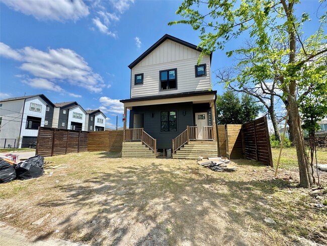 Building Photo - 1002 E 33rd St