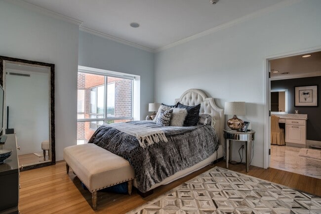 Building Photo - Gorgeous 9th Floor 1/1.5 Condo For Rent!