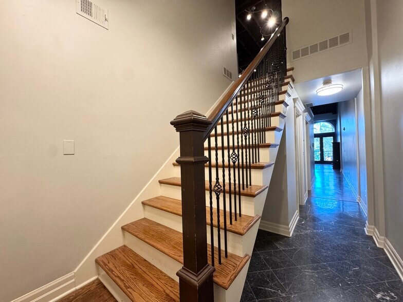 Building Photo - 1715 Summit St