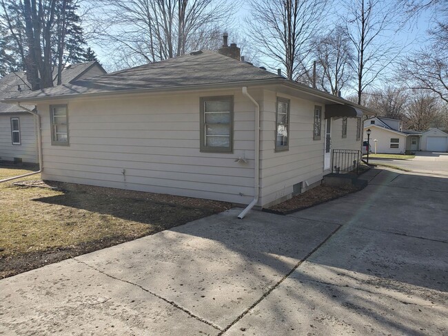 Building Photo - Immaculate 3 bedroom 2 bathroom 2 stall ga...