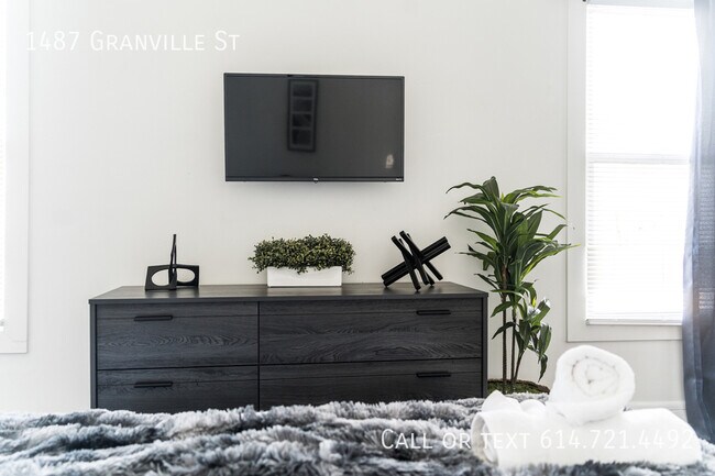 Building Photo - 1487 Granville St