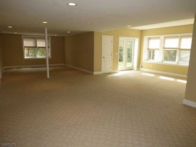 Building Photo - 22 Riverview Dr