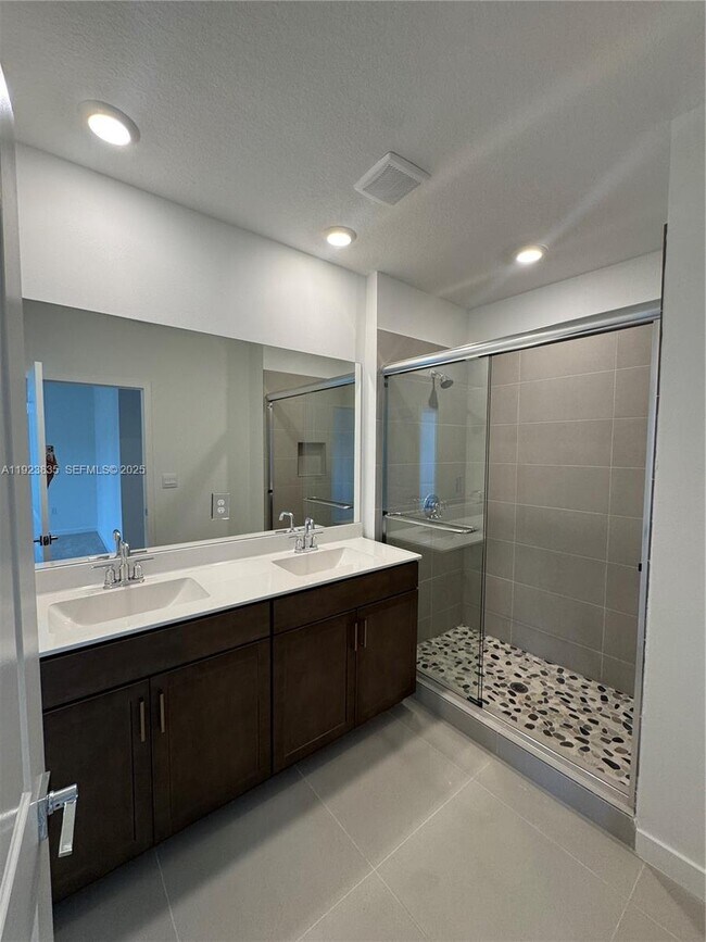 Building Photo - 196 NE 13th Ave