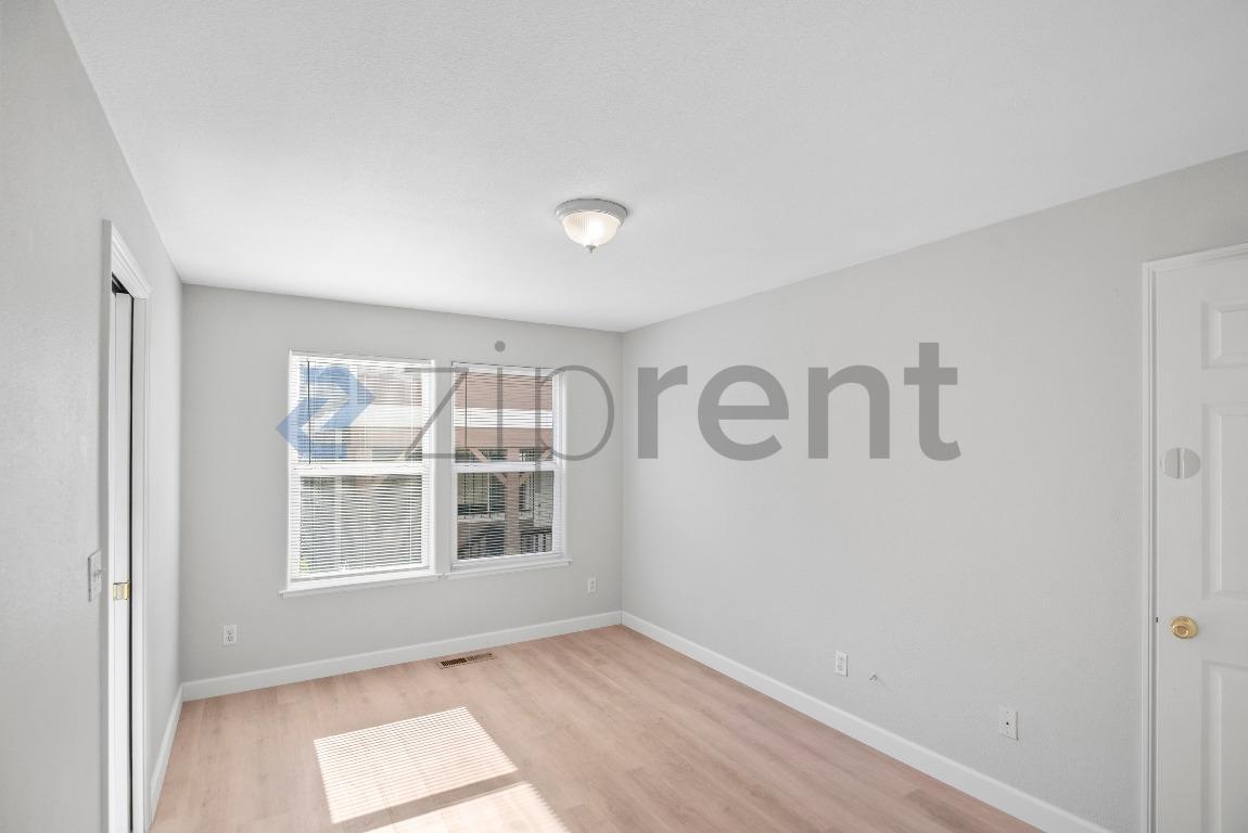Building Photo - Unit