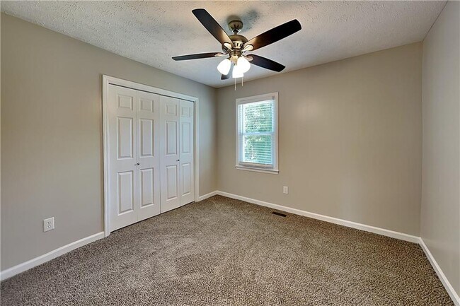 Building Photo - 450 Sumer Ln N