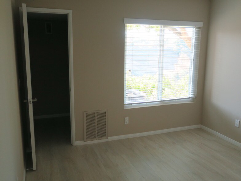 Building Photo - 7120 Shoreline Dr