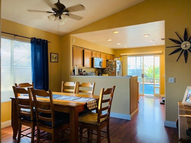 Building Photo - 973 Naples Dr