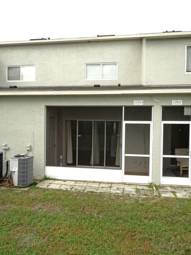 Building Photo - 3b / 2.5 bath  townhome in gated community