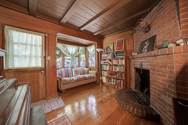 Building Photo - 7503 Willow Glen Rd