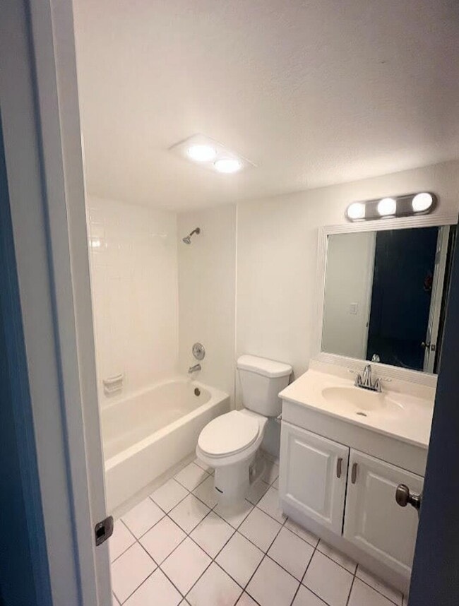 Building Photo - 600 Village Green Ct