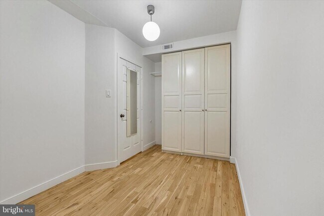 Building Photo - 530 S 15th St