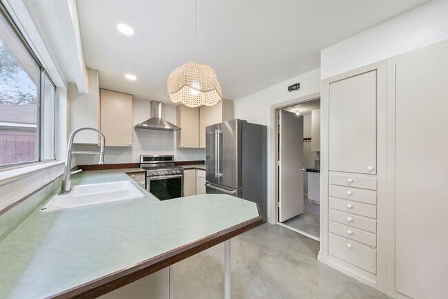 Building Photo - 5221 W 43rd St