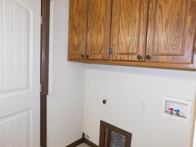 Building Photo - 4813 Woodview Dr