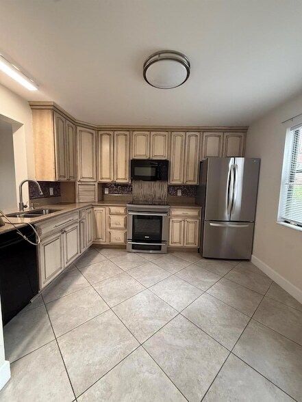 Building Photo - 1303 Lakeview Dr E