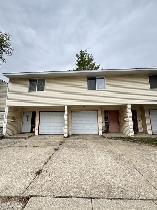 Building Photo - 107 N Busey Ave