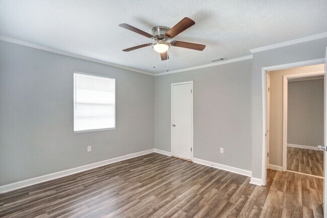 Building Photo - Large 3BR/1BA Downtown House For Rent Walking Distance to Daffin Park