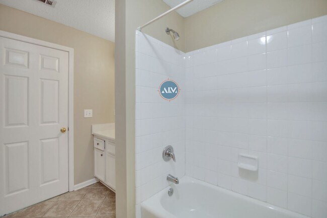 Building Photo - Beautiful Top Floor Villa in the Charming ...