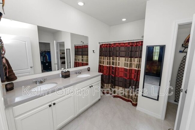 Building Photo - 833 Ambleside Dr