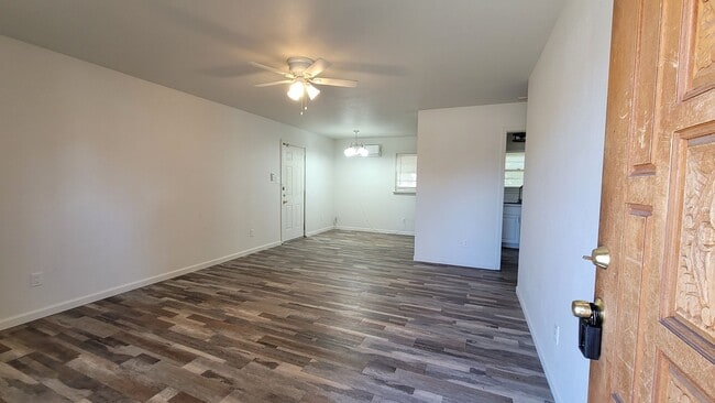 Building Photo - FOR LEASE - **MOVE IN SPECIAL** HALF OFF F...