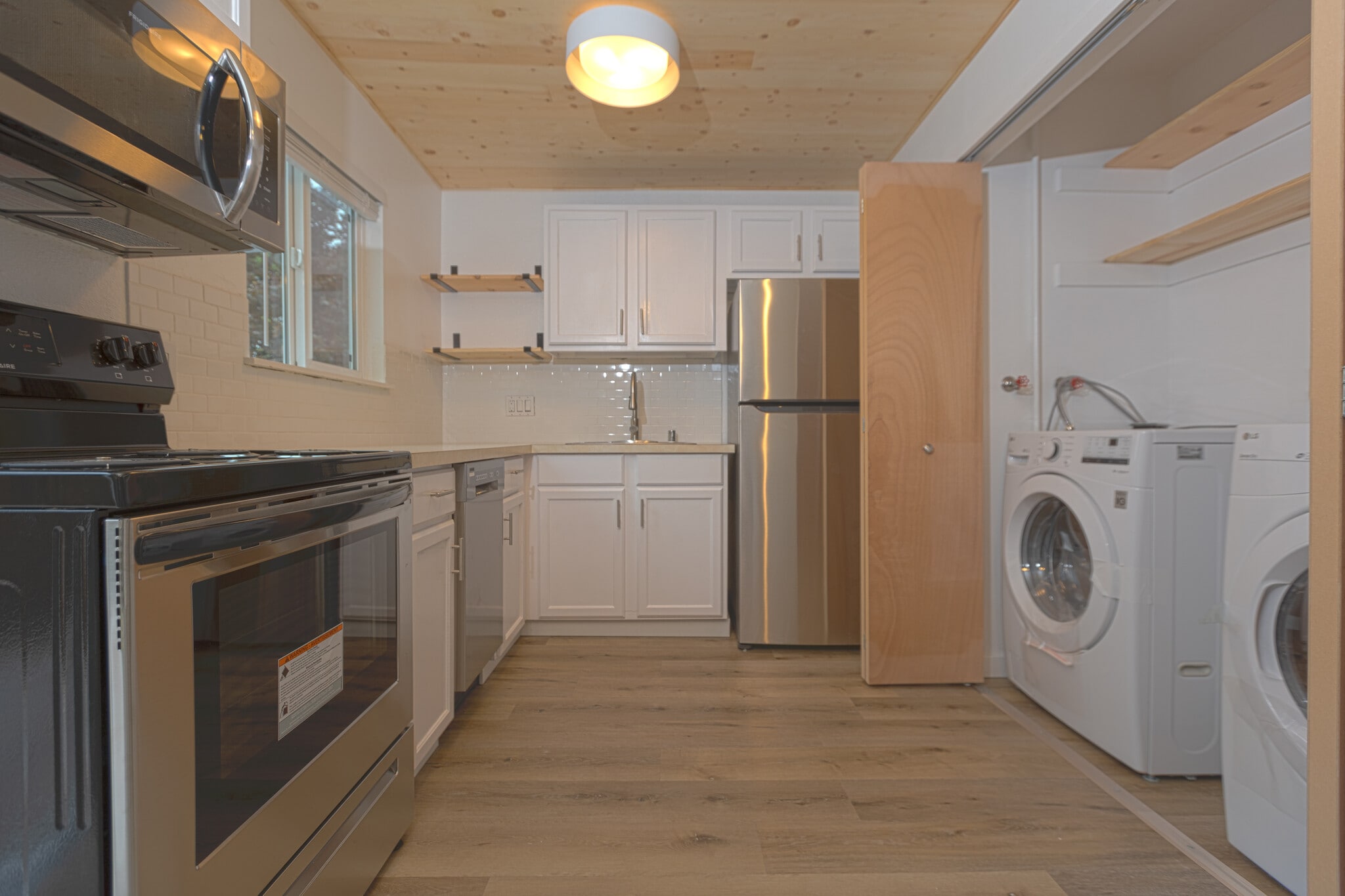 Kitchen & Laundry - 3229 SE 10th Ave