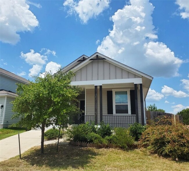 Building Photo - 217 Michaelis Dr
