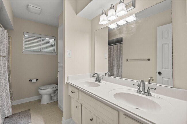 Building Photo - 1607 Buescher Dr