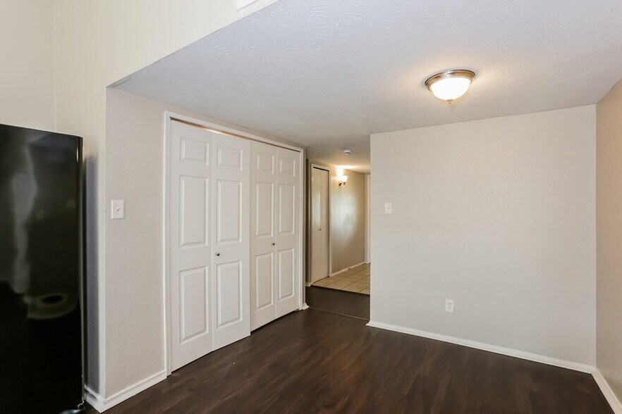 Building Photo - 1385 Southridge Dr